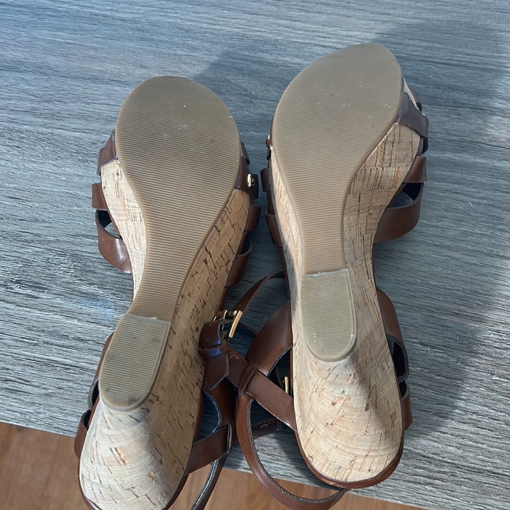 GUESS LOTIE WEDGES SANDALS IN BROWN IN SIZE 9.5 M - Picture 7 of 7